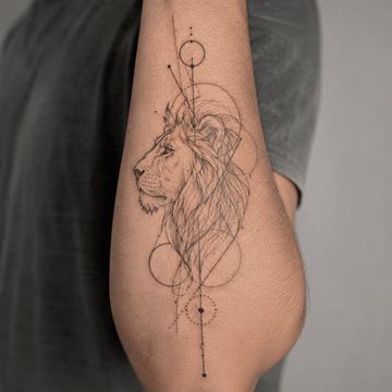 Geometrisches Löwen Tattoo am Bein