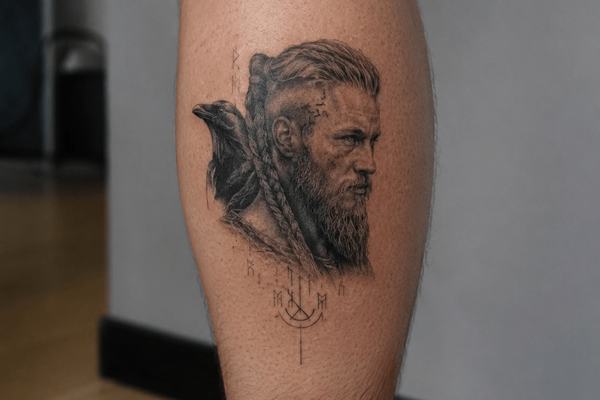 Wikingerkopf-Tattoo am Unterschenkel