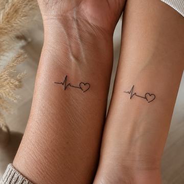 Kleines Mutter-Tochter-Tattoo am Handgelenk