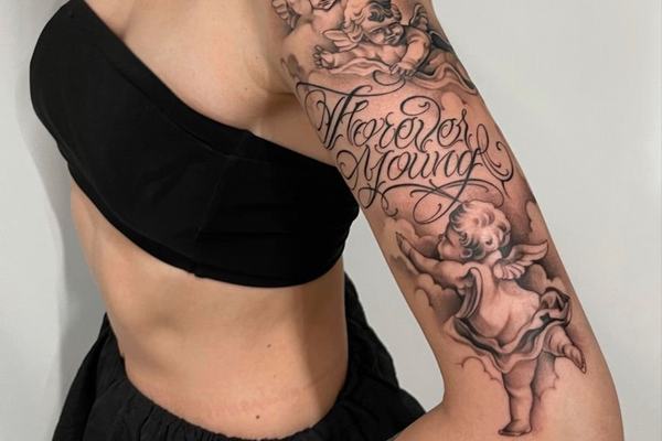 Chicano Lettering Tattoo am Arm