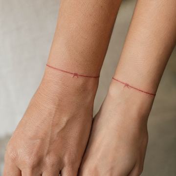 Kleines Mutter-Tochter-Tattoo am Handgelenk