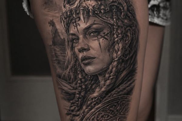 Wikinger-Frau-Tattoo am Oberschenkel