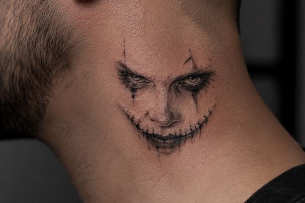 Kleines, realistisches Black-and-Grey-Joker-Porträt als Hals-Tattoo 