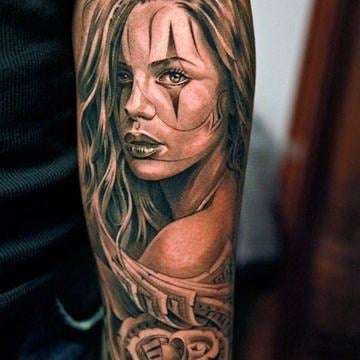 Chicano Frau Tattoo am Unterarm