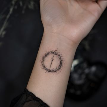 Minimalistisches Dark-Souls-Tattoo am Handgelenk