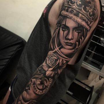 Chicano Frau Tattoo mit Rose