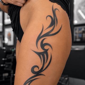 Tribal Tattoo am Oberschenkel