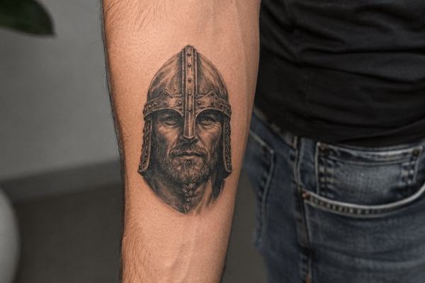 Wikingerhelm-Tattoo am Unterarm