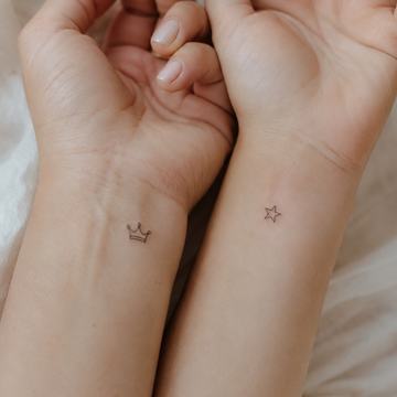 Mutter-Tochter-Tattoo am Handgelenk