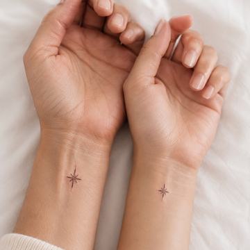 Kleines Mutter-Tochter-Tattoo am Handgelenk