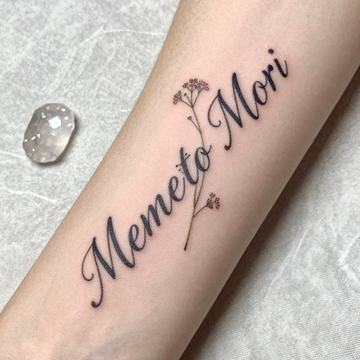 Elegantes Memento-Mori-Tattoo für Frauen