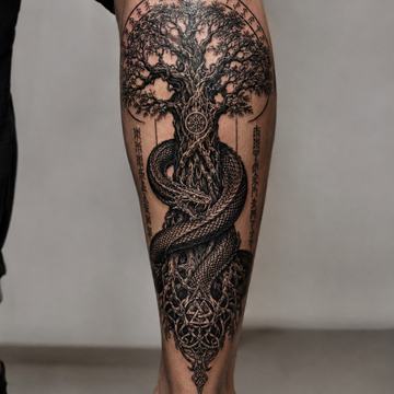 Detailreiches Yggdrasil‑Tattoo in Blackwork auf der Wade