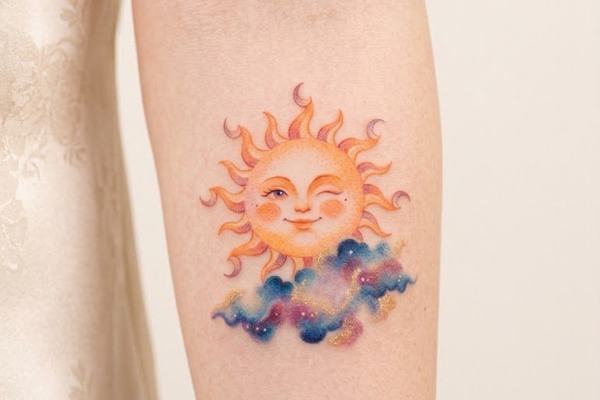 Farbenfrohes Sonnen-Tattoo am Unterarm