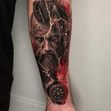 Wikinger-Tattoo mit rotem Akzent