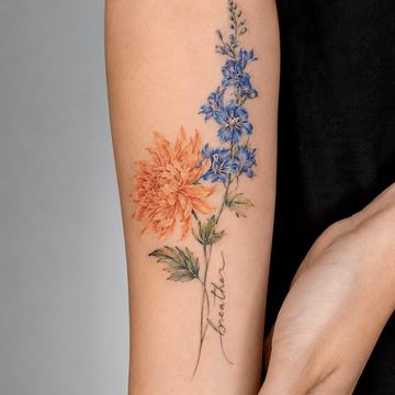 Blumen-Tattoo mit Schriftzug