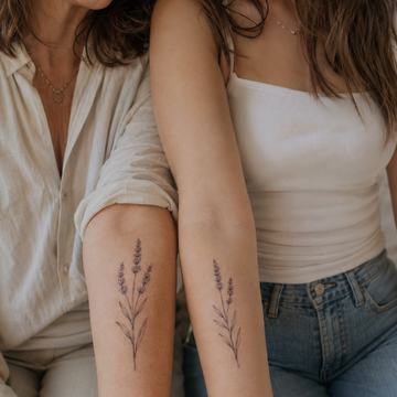Fineline Mutter-Tochter-Tattoo mit Blume