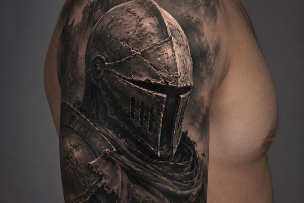 Schwarz-Grau-Realismus-Tattoo am Oberarm