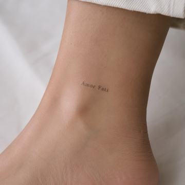 minimalistisches „Amor Fati“-Tattoo