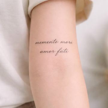 Elegantes Memento-Mori-Tattoo für Frauen