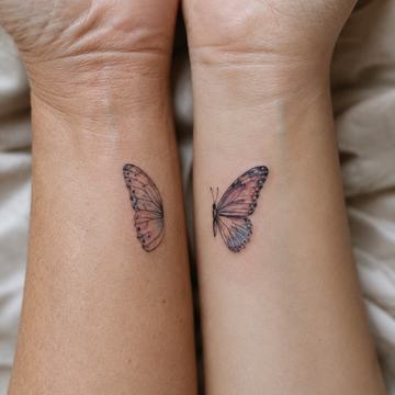 Mutter-Tochter-Tattoo am Handgelenk