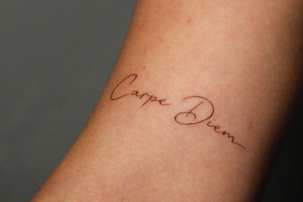 Kleines Carpe-Diem-Tattoo