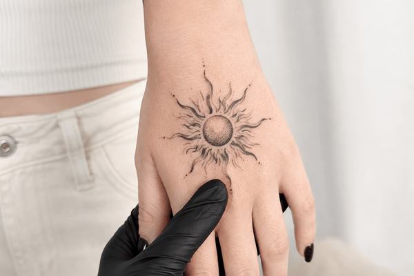 Sonnen-Tattoo auf dem Handrücken