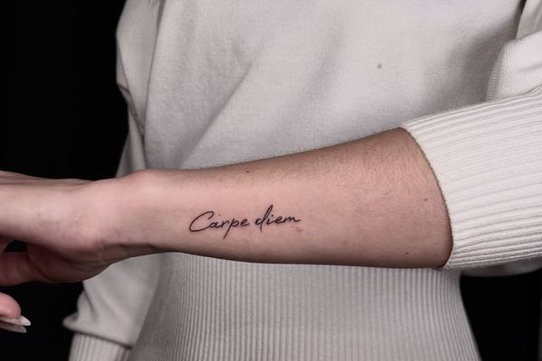 Kleine Carpe-Diem-Tattoos