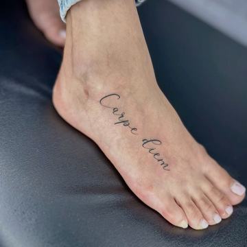 Feines Carpe-Diem-Tattoo mit linearem Design