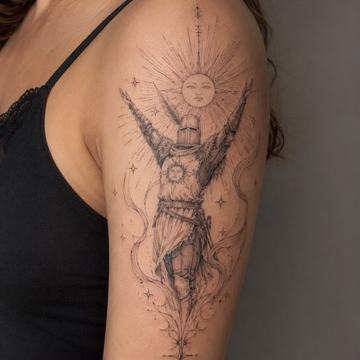 Schwarz‑Grau‑Fineline-Tattoo am Oberarm