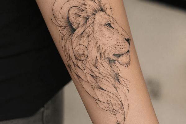 Fineline Löwen Tattoo am Unterarm