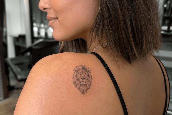 Kleines Löwenkopf Tattoo auf der Schulter