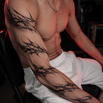 Tribal Tattoo auf Arm und Brust