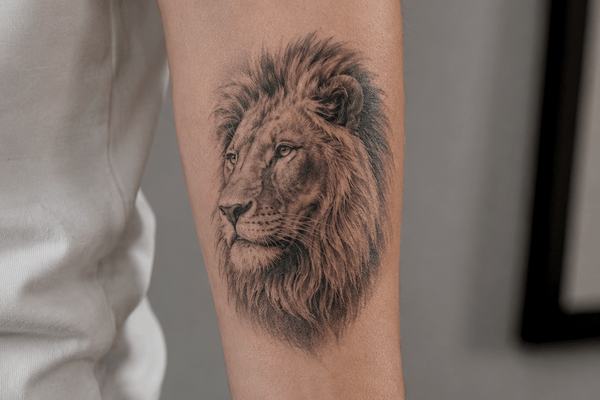 Realistisches Löwenkopf Tattoo am Arm