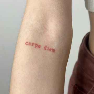 Feines Carpe-Diem-Tattoo mit linearem Design