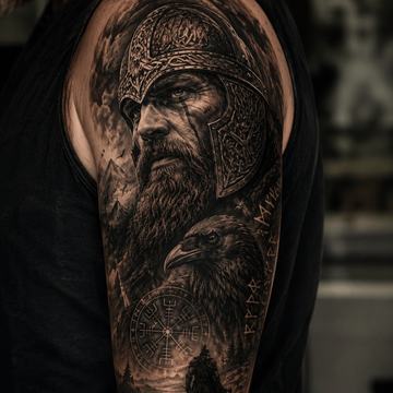 Wikinger-Tattoo mit Rabe und Kompass