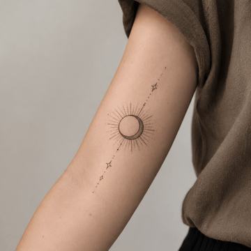 Fineline-Sonnen-Tattoo am Unterarm