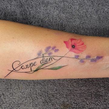 Reduziertes Carpe-Diem-Tattoo mit floralen Elementen