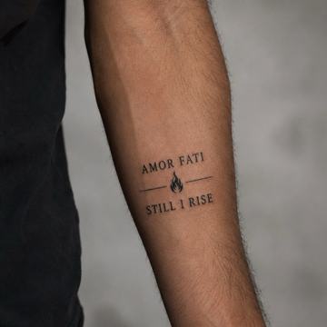 Minimalistisches Unterarmtattoo in schwarzer Tinte: „AMOR FATI“