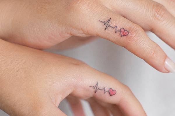 Kleines Mutter-Tochter-Tattoo