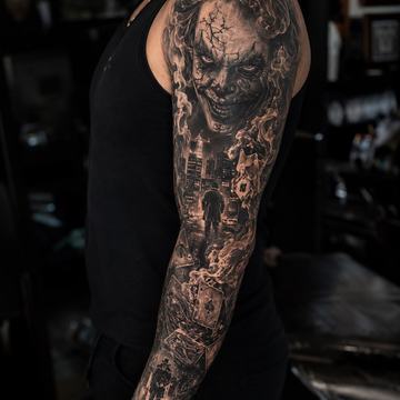 Großflächiges Black-and-Grey-Joker-Sleeve