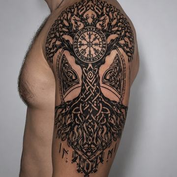 Großes Yggdrasil-Blackwork auf Oberarm und Schulter