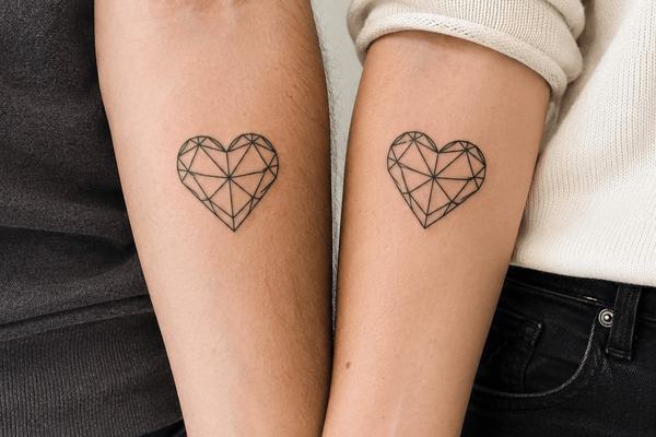 Geometrische Herz-Tattoos für Paare