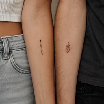 Kleine Partner-Tattoos mit Streichholz und Flamme