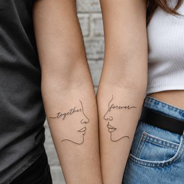 Partner-Tattoos mit Schriftzug und Liniengesichtern