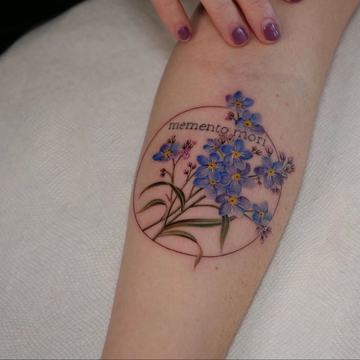 Elegantes Memento-Mori-Tattoo für Frauen