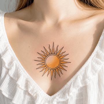 Farbenfrohes Sonnen-Tattoo auf der Brust