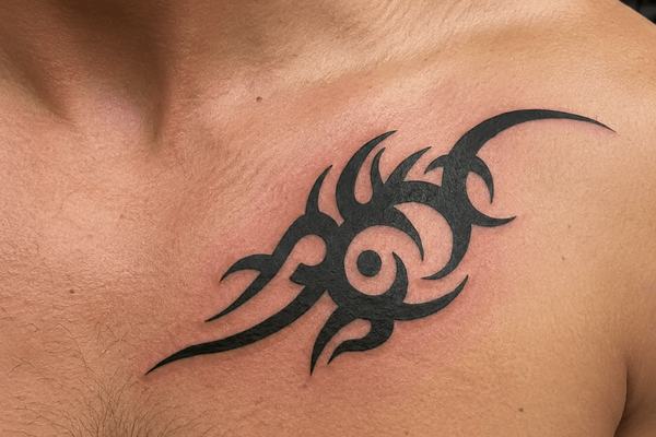 Kleines Tribal Tattoo auf der Brust