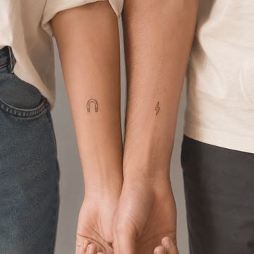 Kleine Symbol-Tattoos für Paare am Unterarm