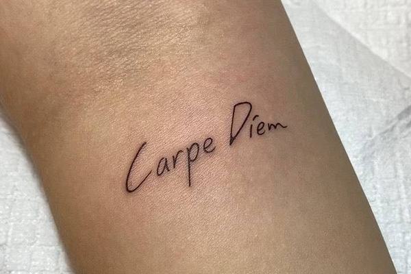 Carpe-Diem-Tattoo mit minimalistischem Schriftzug
