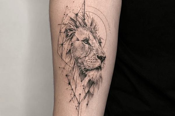 Geometrisches Löwenkopf Tattoo am Unterarm